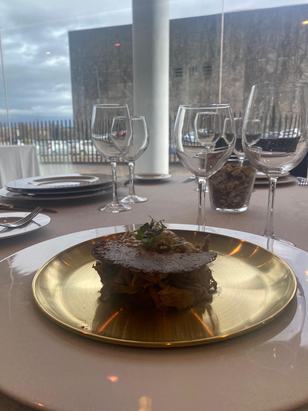 Plato de cabrito Verata con IGP Extremadura en presentación gastronómica